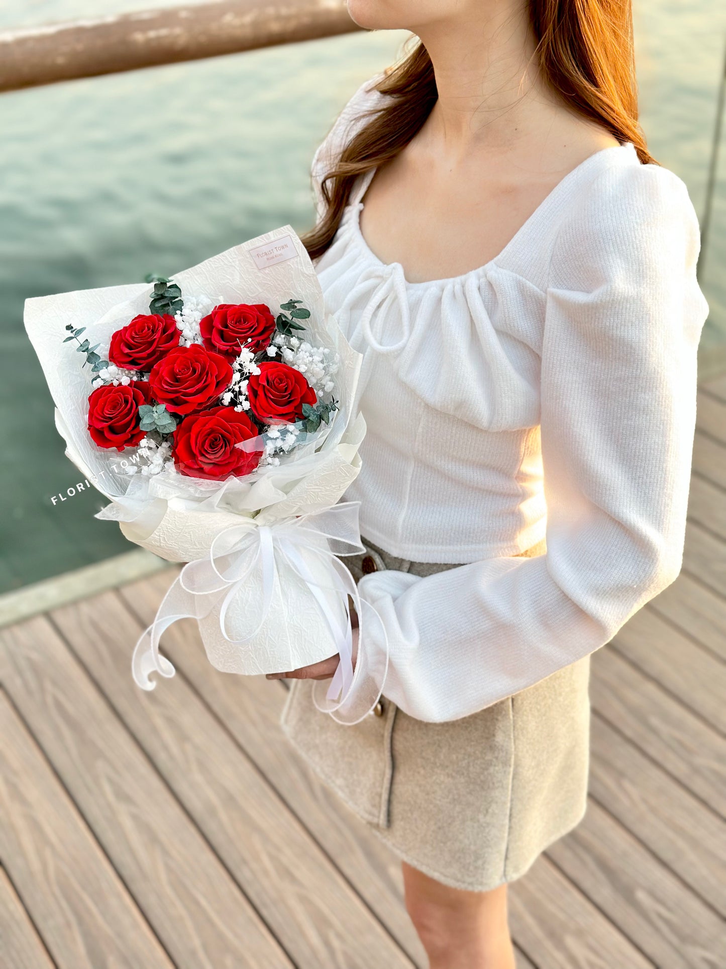 情人節經典紅玫瑰 x白花紙禮盒花束（M Size）