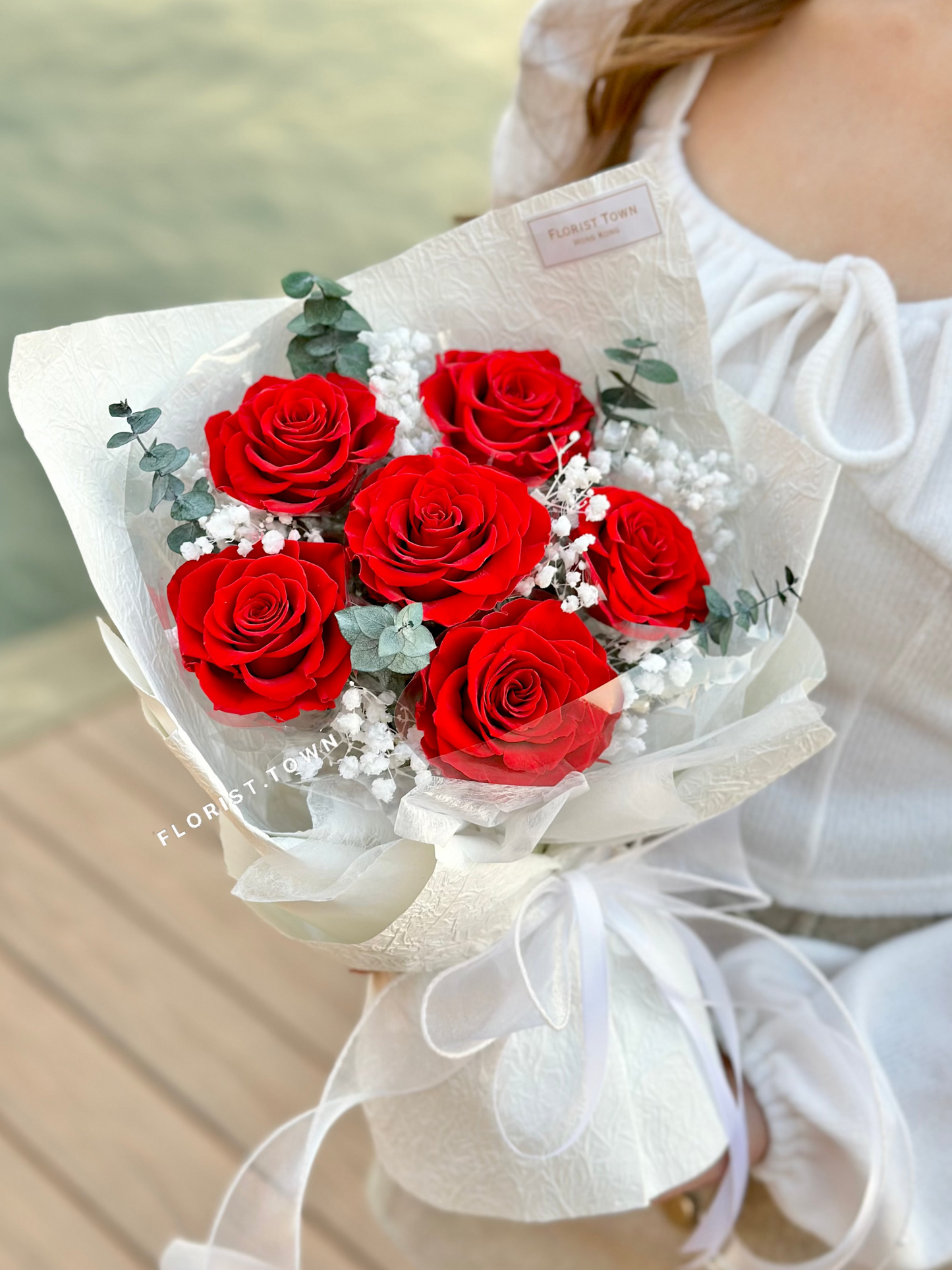 情人節經典紅玫瑰 x白花紙禮盒花束（M Size）