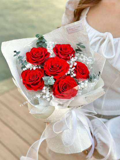 情人節經典紅玫瑰 x白花紙禮盒花束（M Size）