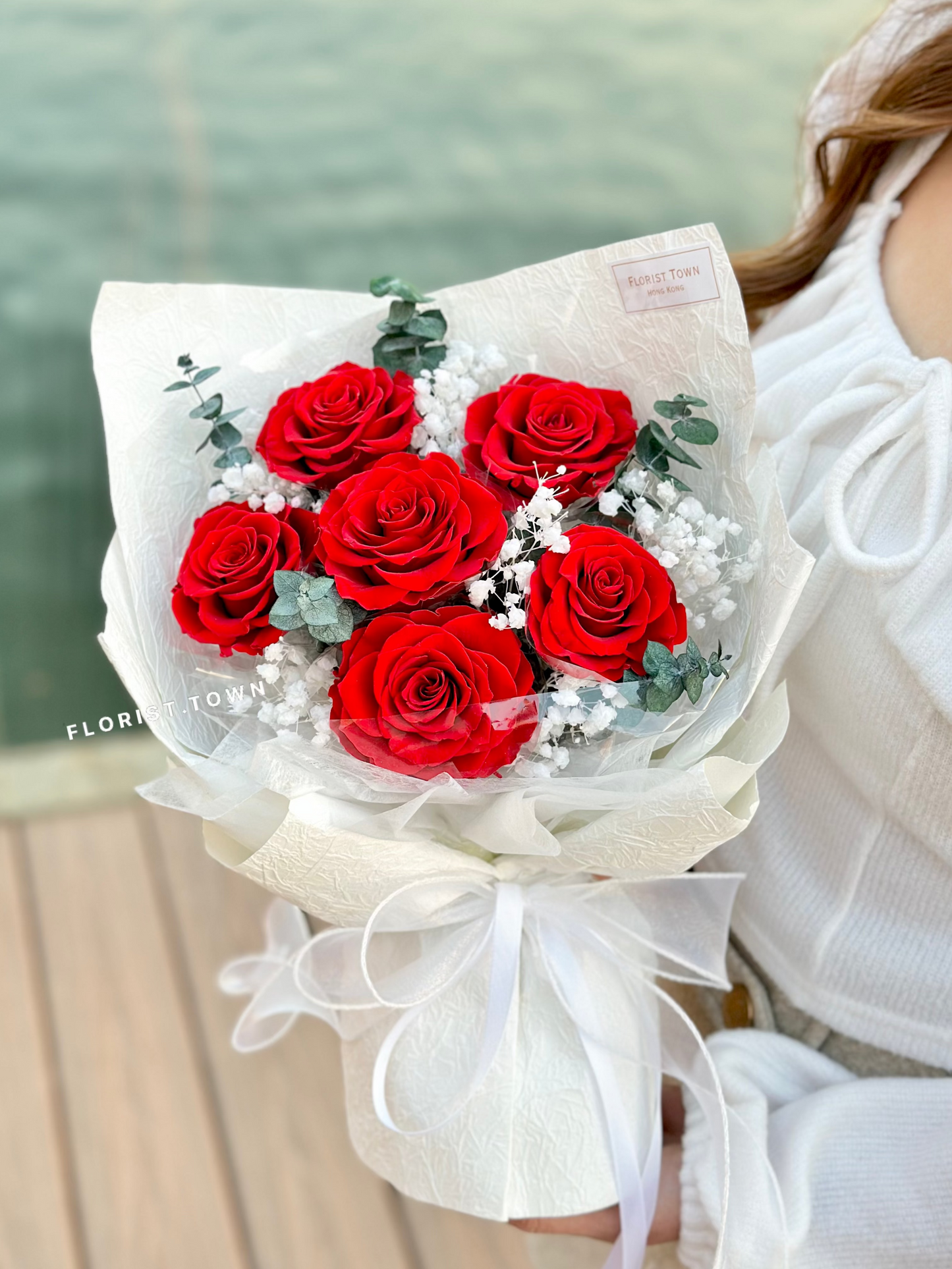 情人節經典紅玫瑰 x白花紙禮盒花束（M Size）