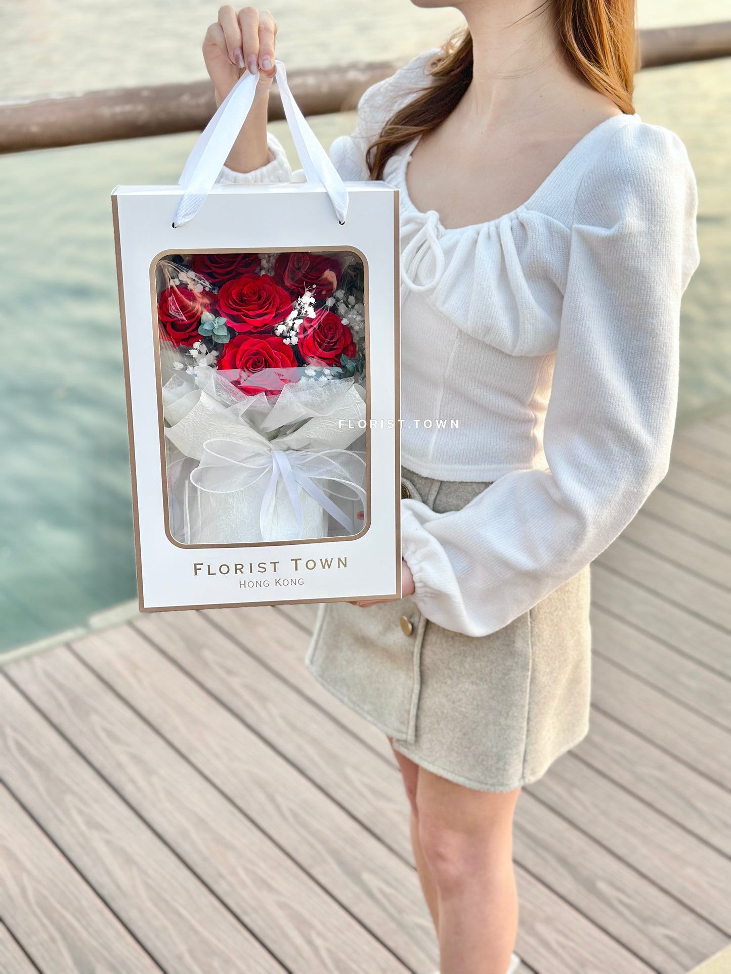 情人節經典紅玫瑰 x白花紙禮盒花束（M Size）